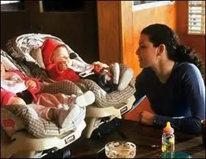 Quel médecin est présent lorsque Carol a des contractions à la gare ?