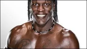 Comment s'appelle ce catcheur ?