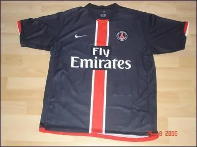 À cette époque le PSG était entraîné par Guy Lacombe. Quelle était la saison où le PSG portait ce maillot ?