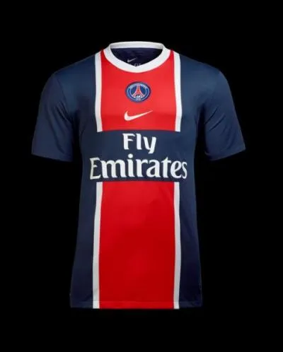À cette époque le PSG était entraîné par Antoine Kombouaré puis par Carlo Ancelotti. Ils ont fini 2e. Quelle était la saison où le PSG portait ce maillot ?