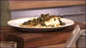 Quel ingrédient est indispensable dans la préparation de l'aile de raie à la grenobloise ?