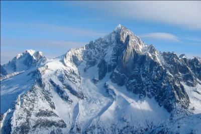 De quelle couleur est cette "aiguille" du massif du Mont-Blanc, culminant à 4 122 m ?