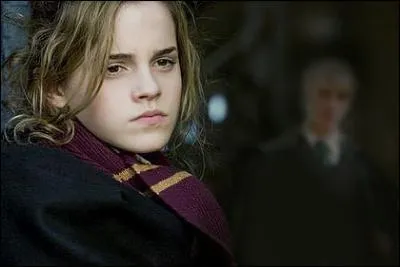 En parlant du tome 6, lorsque Hermione présente aux autres élèves le philtre d'Amortentia, quelles odeurs prétend-elle reconnaître ? (livre)