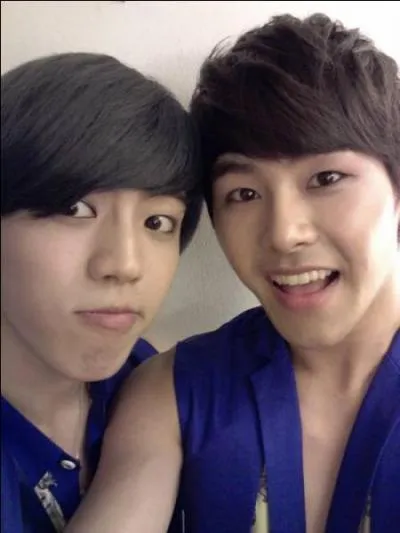 Dongwoo et Hoya d'Infinite ont été trainees chez JYP Entertainment.