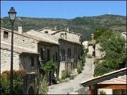 Nous nous trouvons dans les rues de la commune Drômoise d'Aucelon. Nous sommes en région ...