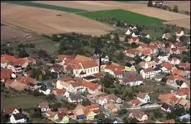 Voici une vue de Waldowisheim, village alsacien de l'arrondissement de Saverne. Il se trouve dans le département ...