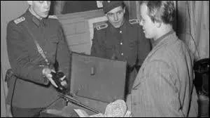 D'après votre réponse à la question 4, citez-moi où se trouvait le siège central de la Stasi :