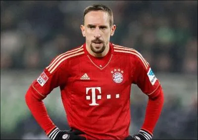 Je suis le français le mieux payé au monde avec 16, 5 millions d'euros de salaire. Qui suis-je ?