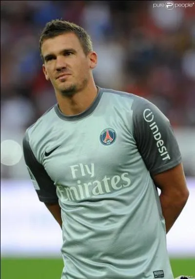 Je suis le joueur le moins bien payé de Paris avec 120 mille euros par mois. Qui suis-je ?