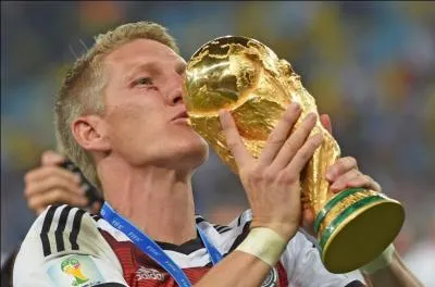 Je suis le joueur allemand touchant le plus gros salaire avec 14, 5 millions d'euros. Qui suis-je ?