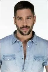 Comment s'appelle le candidat sur la photo ?