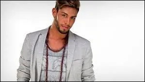 Comment s'appelle le candidat sur la photo ?