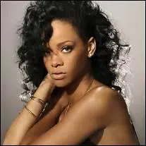 Je joue de la guitare et du piano, je suis la personne la plus suivie de Twitter. Qui suis-je ?