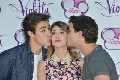 Avec qui Violetta sort-elle au début de la saison 3 ?