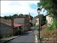 Nous traversons la commune midi-pyrénéenne de Marquefave. Nous sommes dans le département n° ...