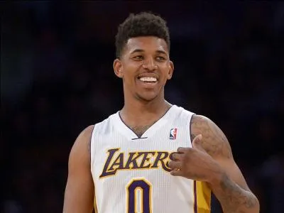 Une question plus originale pour le cas de Nick Young : quelle action qu'il a réalisé la saison passée sous le maillot des Lakers lui a valu le droit de passer en boucle dans tous les bêtisiers de l'année ?