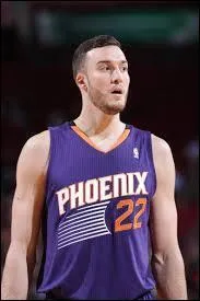 Ce joueur aussi possède un jumeau qui joue en NBA, mais pas dans la même franchise que lui, où évolue ainsi le frère jumeau de Miles Plumlee ?