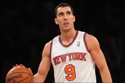 Quelle est la nationalité de Pablo Prigioni qui jouera sa troisième saison en NBA avec les Knicks cette année ?