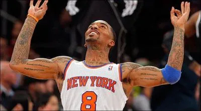 À quel ancien joueur fantasque des Bulls, JR Smith a-t-il été comparé par Phil Jackson durant l'été 2014 ?