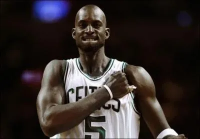 Cette saison sera peut-être la dernière où l'on pourra voir jouer une légende de ce sport : Kevin Garnett qui revêtira le maillot des Nets pour la deuxième année consécutive. En quelle année "The Big Ticket" a-t-il remporté le seul titre de sa carrière, avec les Boston Celtics ?