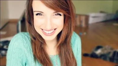 Cette fille est-elle la copine de Squeezie ?