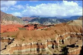 Dans quel pays pourrez-vous admirer les impressionnantes formations géologiques formant la Quebrada de las Conchas ?