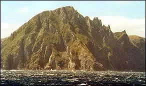 Quel archipel ou quelle île n'est pas correctement associé(e) au pays auquel ou à laquelle il/elle appartient ?