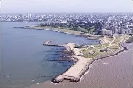 Parmi ces capitales, laquelle est située le long du Rio de la Plata ?