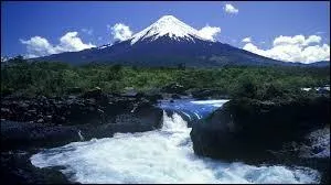 Parmi ces volcans, lequel est situé en territoire chilien ?