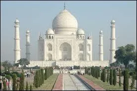 Le nombre de langues parlées par au moins un million d'habitants en Inde s'élève à :