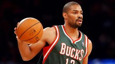 Gary Neal jouera cette année sa deuxième saison avec Charlotte, mais il a commencé à jouer en NBA en 2010, par quelle franchise a-t-il d'ailleurs été drafté ?