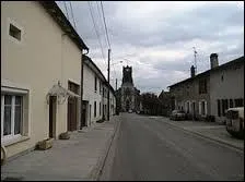 Nous traversons le village Meurthois de Royaumeix. Nous sommes en région ...