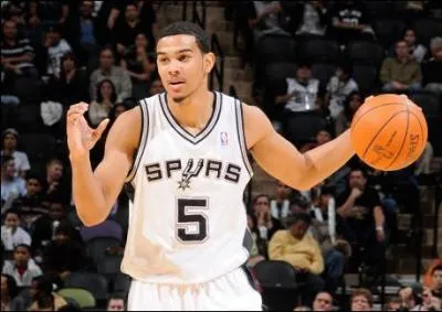 Comment se nomme ce joueur, troisi&egrave;me meneur des Spurs avec lesquels il va entamer sa quatri&egrave;me saison dans la ligue ?