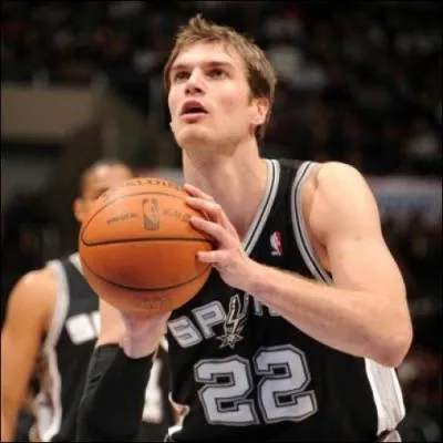 Voil� maintenant quatre ans que Tiago Splitter est l'une des pi�ces ma�tresses du secteur int�rieur des Spurs, quelle est la nationalit� de cet int�rieur de 29 ans ?