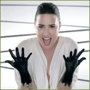 Dans le clip, nous apercevons Demi tachée d'une peinture noire. De quelle chanson s'agit-il ?