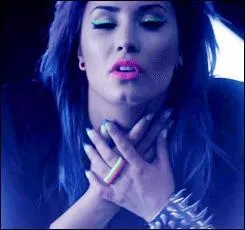 On continue avec une chanson de 2014. De quelle chanson provient ce clip où nous pouvons apercevoir des couleurs multicolores au noir ?