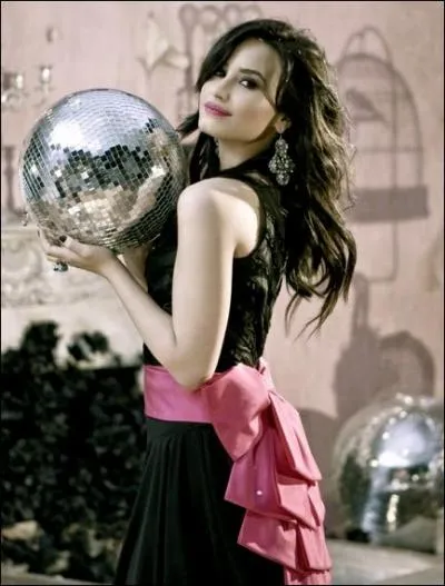 Dans le clip, nous pouvons apercevoir notre belle Demi vtue d'une robe noire et donnant son concert. Quel est le nom de cette chanson ?