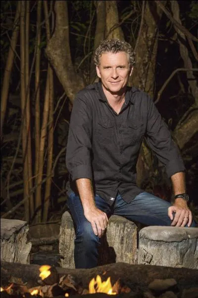 Comment s'appelle le présentateur ?