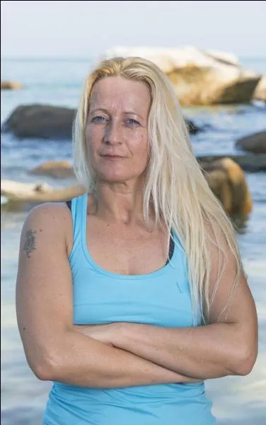 Elle a été éliminée aux ambassadeurs face à Freddy. Elle se nomme...