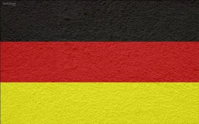 C'est un footballeur international allemand reconverti entraîneur, puis aujourd'hui dirigeant au sein du Bayern Munich.