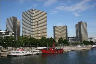 Quelle tour n'est pas l'une des 4 tours de la BNF ?