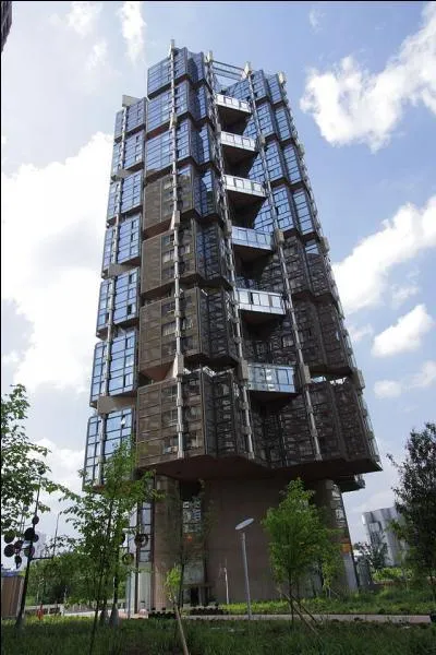 Appelée la tour Totem, elle se situe :