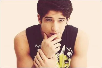 Quel est l'acteur qui incarne Scott McCall ?