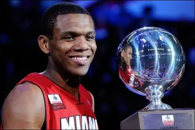 James Jones, tout comme LeBron, est arrivé de Miami dans l'Ohio cet été. Quel est le trophée individuel qu'a remporté James Jones en 2011 ?