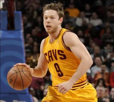 Quelle est la nationalité du meneur sophomore Matthew Dellavedova ?