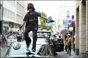 Quel est le surnom de ce fou qui fait du foot sur les voitures ?