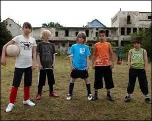 Quel est le surnom du petit blond habillé en noir ?