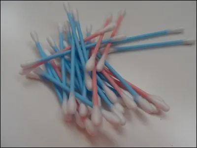 Je sers pour nettoyer les oreilles, mais attention à ne pas aller trop dans l'oreille. Je suis...