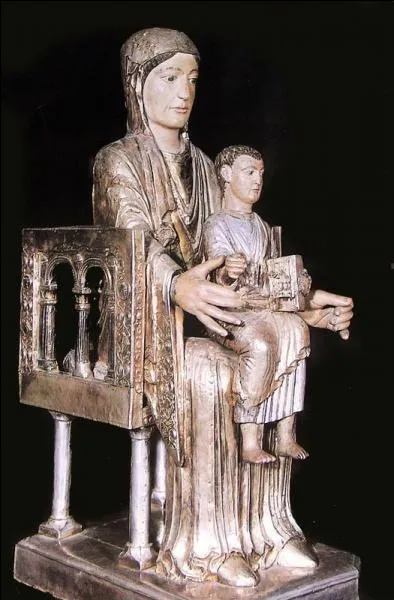 Quelle est cette commune du Puy-de-D&ocirc;me qui poss&egrave;de dans son &eacute;glise une magnifique statue romane de la Vierge &agrave; l'enfant dont la l&eacute;gende dit qu'elle a &eacute;t&eacute; sculpt&eacute;e par saint Luc ?