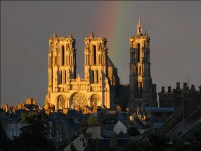 Maintenant nous nous arr&ecirc;terons &agrave; Laon dans l'Aisne pour visiter sa belle cath&eacute;drale gothique mais comment s'appelle-t-elle ?